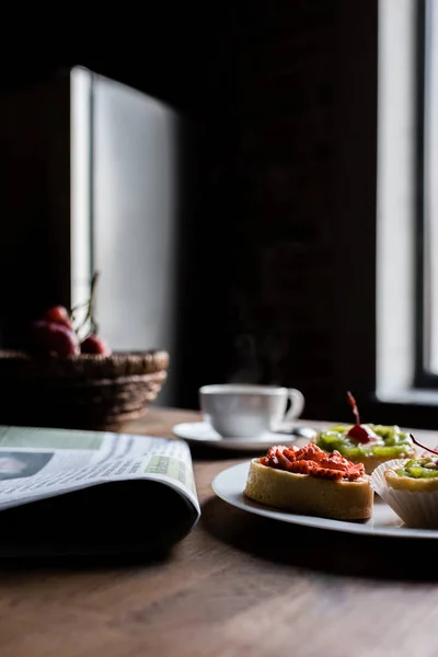 Breakfast on kitchen table — Stock Photo