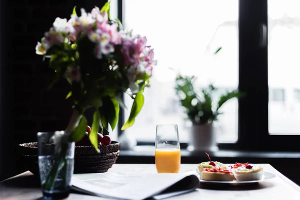 Breakfast on kitchen table — Stock Photo