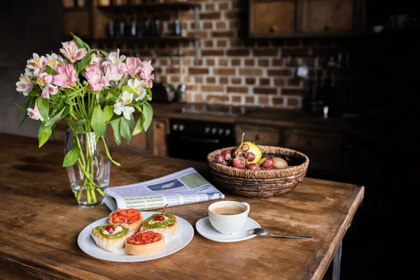 Petit déjeuner sur table de cuisine — Photo de stock