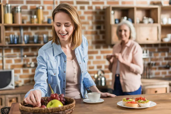 Les femmes ayant du bon temps dans la cuisine — Photo de stock