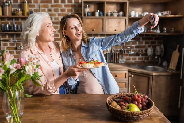 Frauen machen Selfie in der Küche — Stockfoto