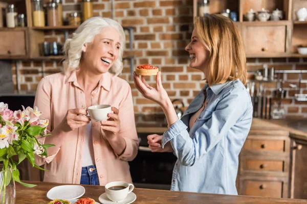 Zwei Frauen beim Mittagessen — Stockfoto