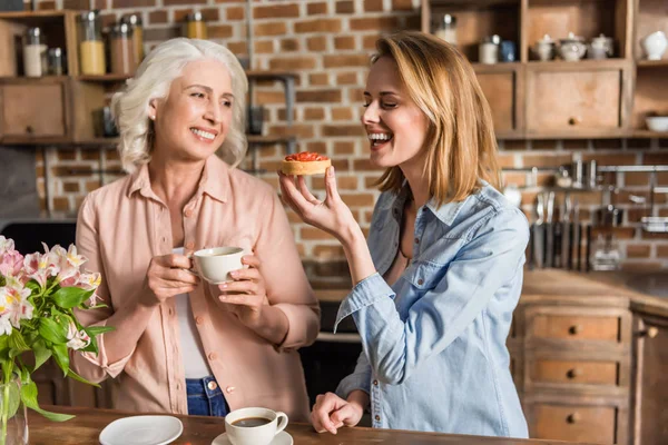 Dos mujeres durante el almuerzo - foto de stock