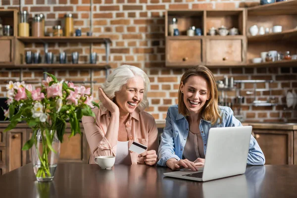 Mulheres fazendo compras online — Fotografia de Stock