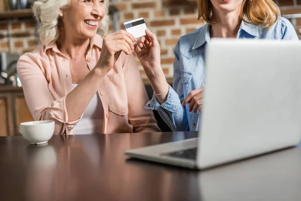 Mujeres haciendo compras en línea - foto de stock