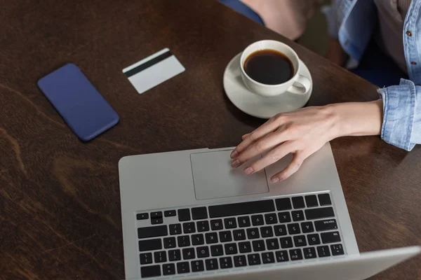 Persona che utilizza il computer portatile — Foto stock