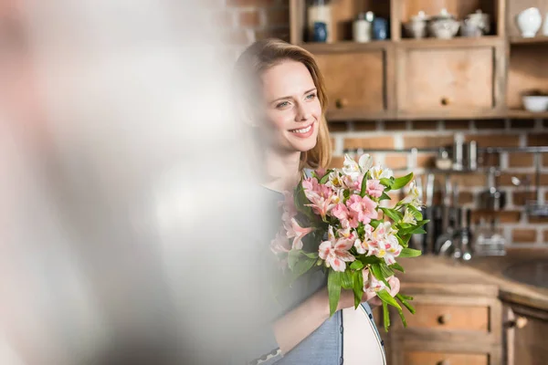 Pregnant woman in kitchen — Stock Photo