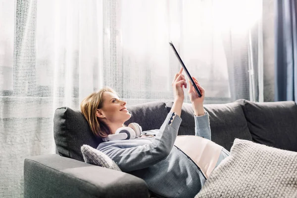 Pregnant woman using tablet — Stock Photo