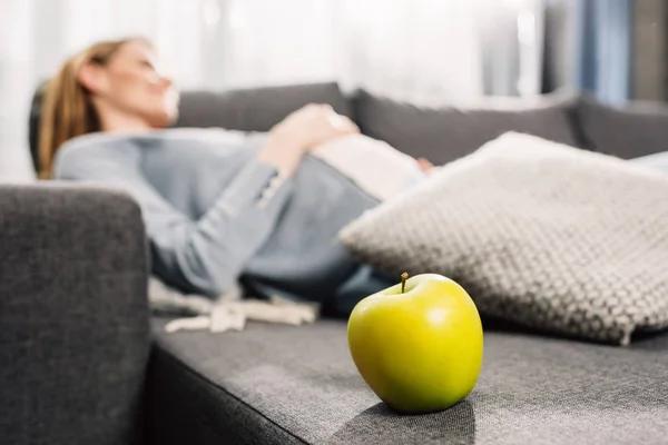 Schwangere liegt auf Sofa — Stockfoto