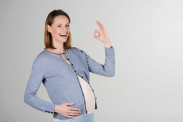 Retrato de la mujer embarazada - foto de stock