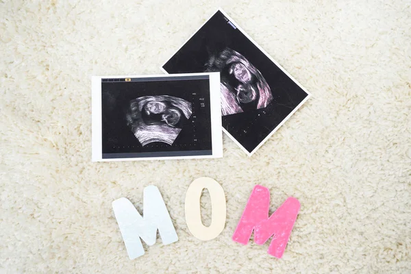 Mom word and ultrasound scans — Stock Photo