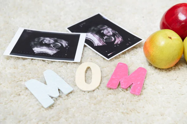 Mom word and ultrasound scans — Stock Photo