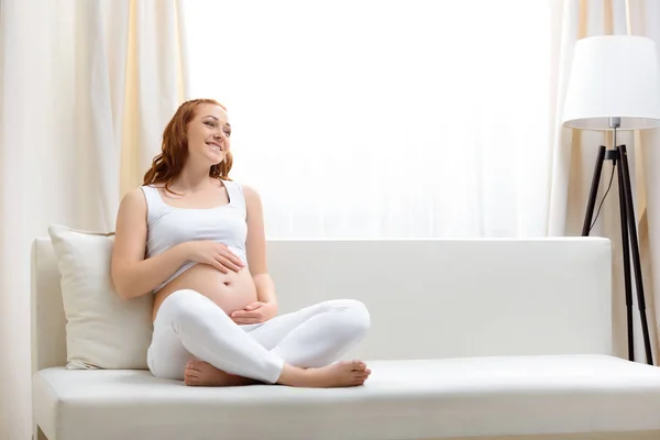 Donna incinta che si tocca la pancia — Foto stock