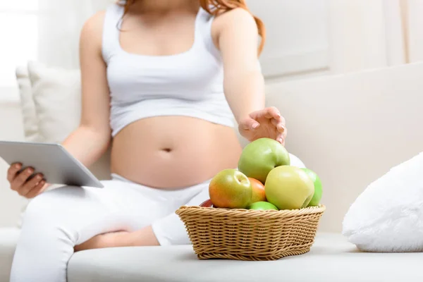 Donna incinta mangiare mele — Foto stock