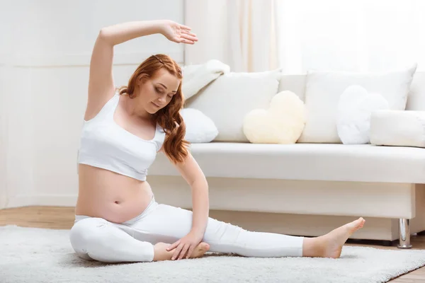 Donna incinta che pratica yoga — Foto stock