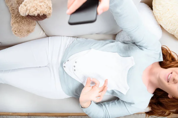 Mujer embarazada tomando selfie en el teléfono inteligente - foto de stock