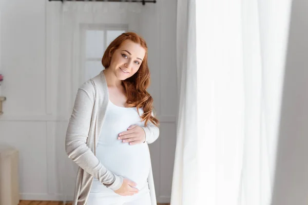 Mujer embarazada tocando su vientre - foto de stock