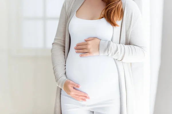 Mujer embarazada tocando su vientre — Stock Photo