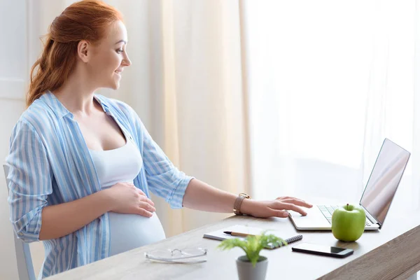 Schwangere benutzt Laptop — Stockfoto