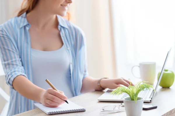 Frau benutzt Laptop — Stockfoto