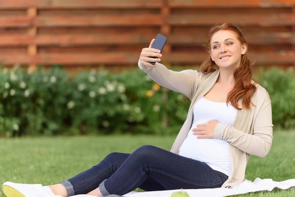 Schwangere macht Selfie — Stockfoto