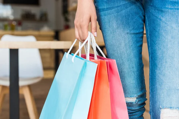 Mujer con bolsas de compras - foto de stock