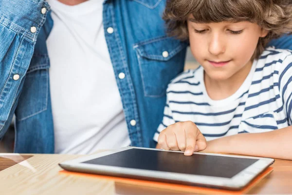 Ragazzo e suo padre utilizzando tablet — Foto stock