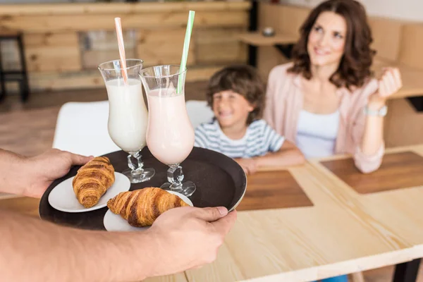 Madre e figlio in caffè — Foto stock