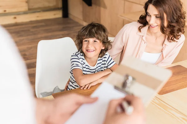 Mãe e filho no café — Fotografia de Stock