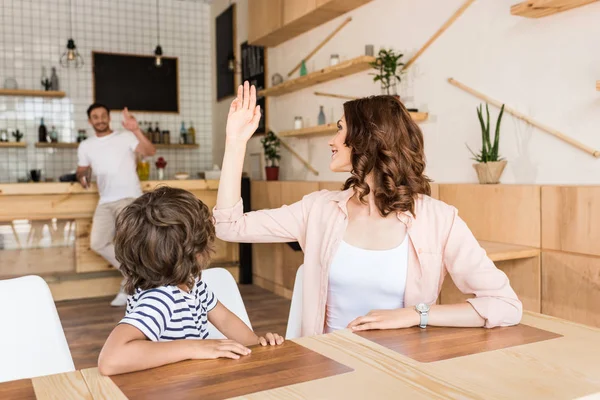 Mujer con su hijo en la cafetería — Stock Photo