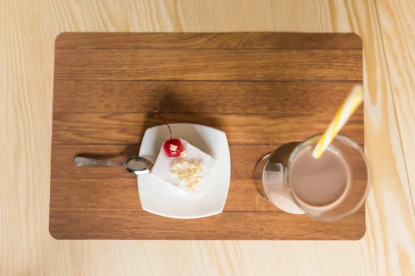 Stück Kuchen und Milchshake — Stockfoto