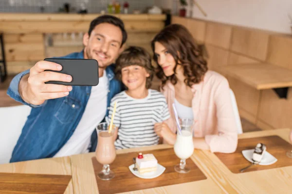 Family taking selfie in cafe — Stock Photo