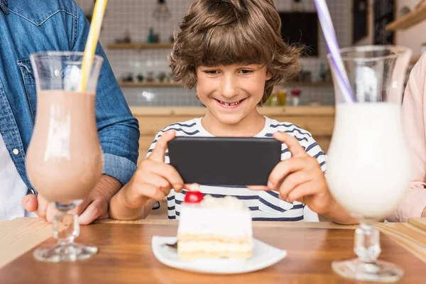 Garçon prenant une photo du dessert — Photo de stock