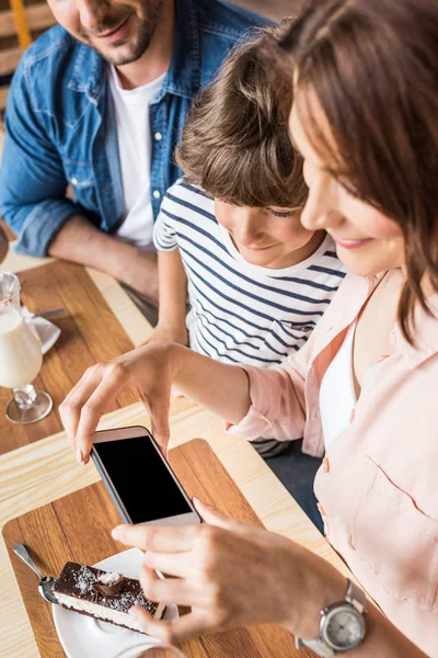 Jeune famille prenant des photos de dessert — Photo de stock