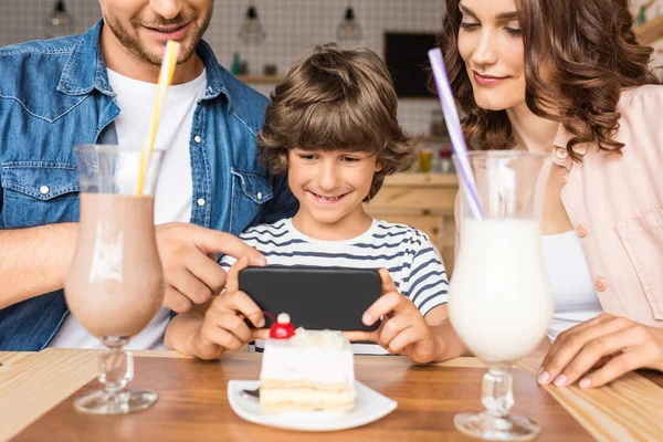 Joven familia tomando foto de postre - foto de stock