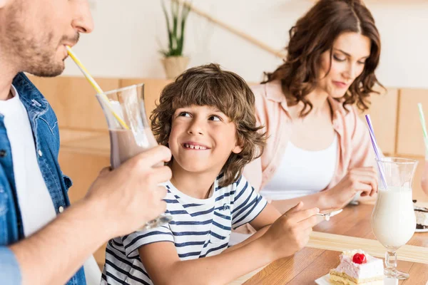 Famille boire des milkshakes dans le café — Photo de stock