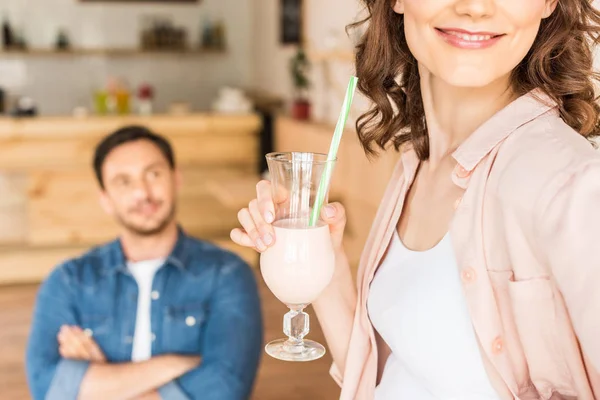 Hombre mirando a una mujer hermosa - foto de stock