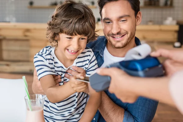 Son and father paying with card — Stock Photo