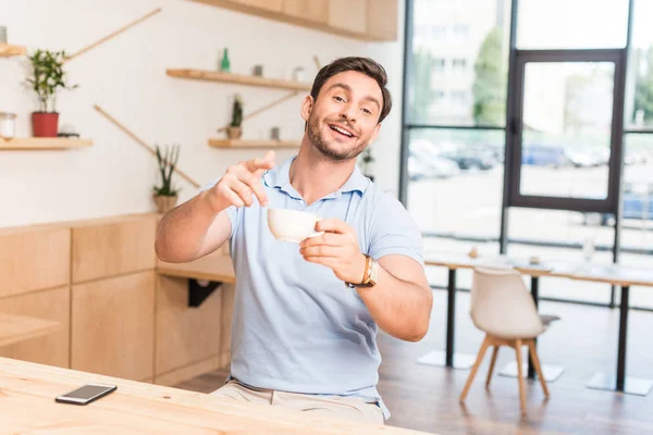 Homme commandant du café au restaurant — Photo de stock