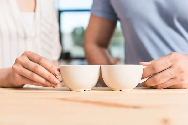 Coppia incontri in caffè — Foto stock