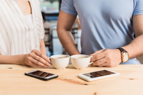 Coppia incontri in caffè — Foto stock