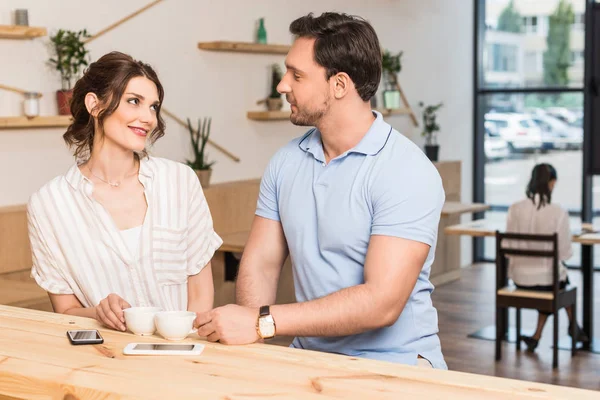 Coppia incontri in caffè — Foto stock