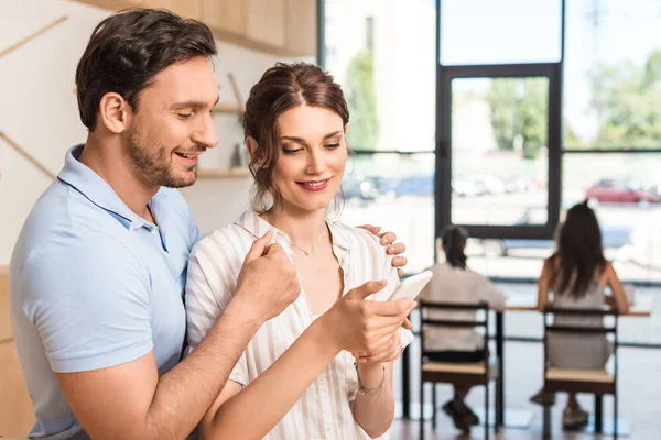 Couple looking at phone — Stock Photo