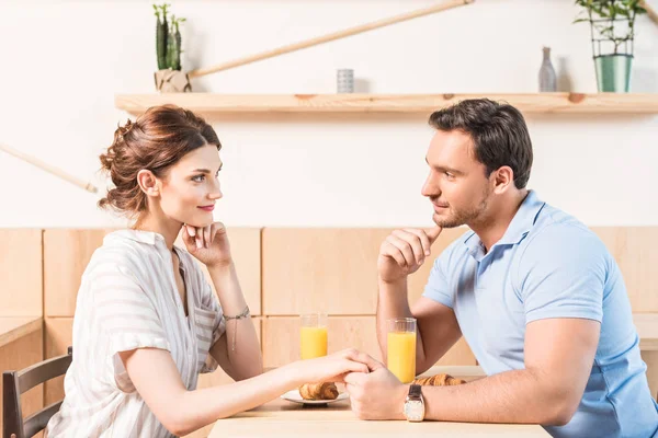 Pareja citas en la cafetería - foto de stock