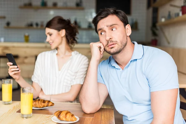 Pareja infeliz en la cafetería - foto de stock