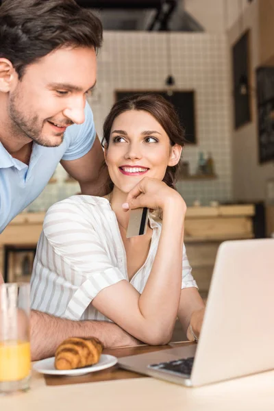 Couple faisant des achats en ligne — Photo de stock