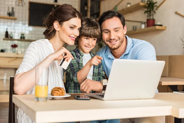 Compras electrónicas - foto de stock