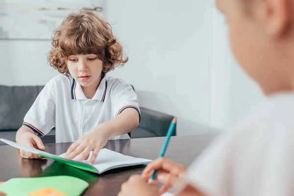 Junge macht Hausaufgaben mit Schwester — Stockfoto