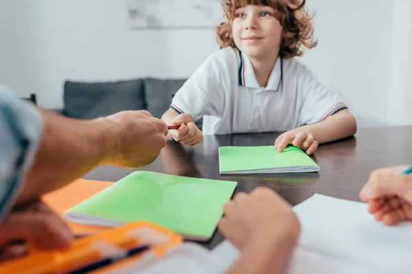 Père passant stylo à fils — Photo de stock