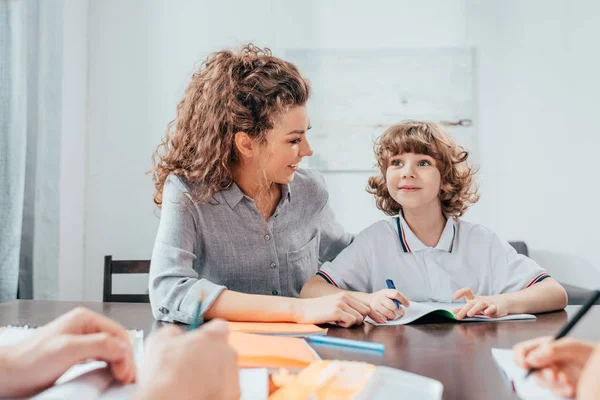 Mutter und Sohn machen Hausaufgaben — Stockfoto